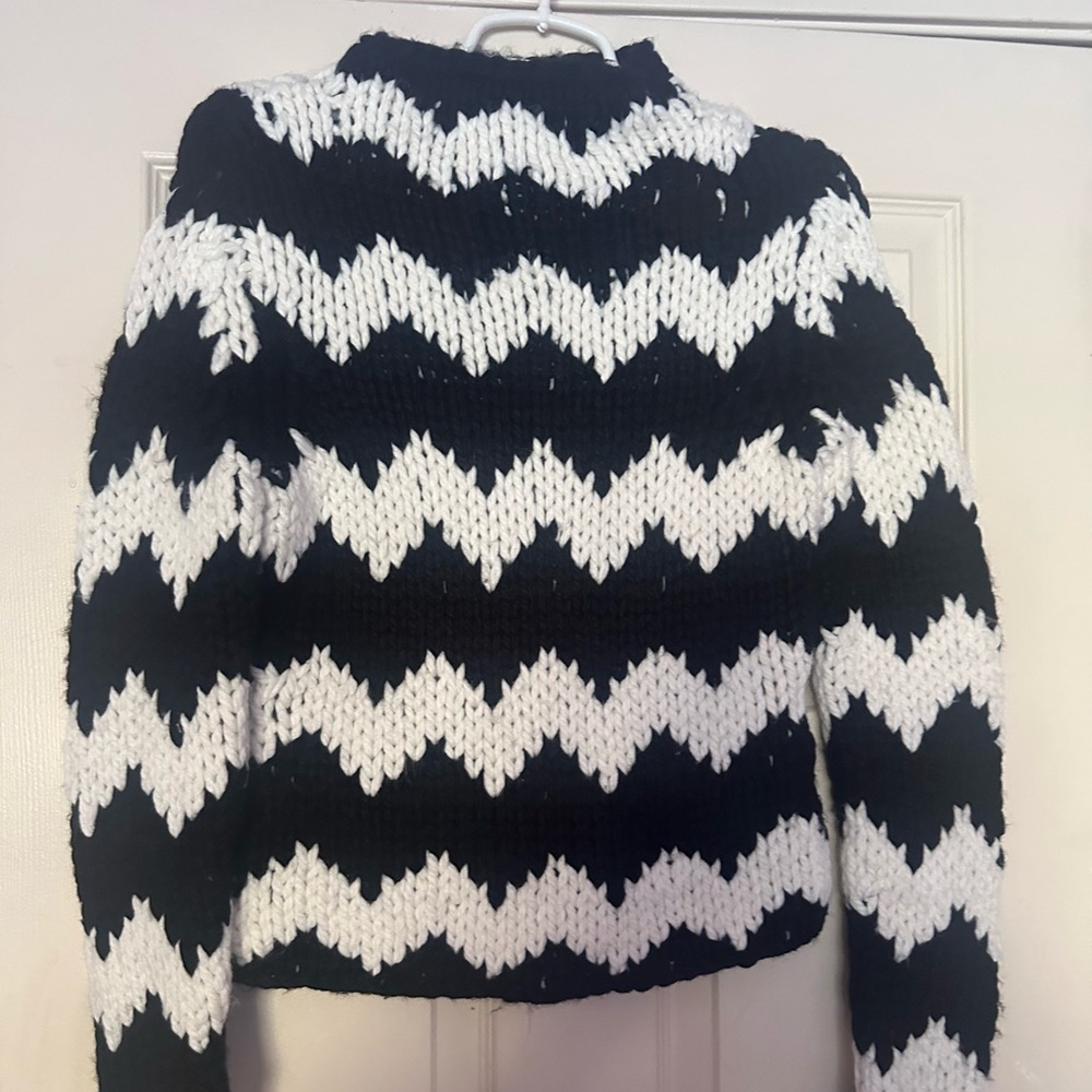 525 America Black and White Crew Neck Sweater with Zigzag Pattern